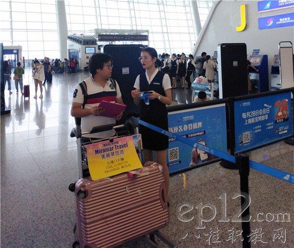 陆安静（左）在安检岗位上